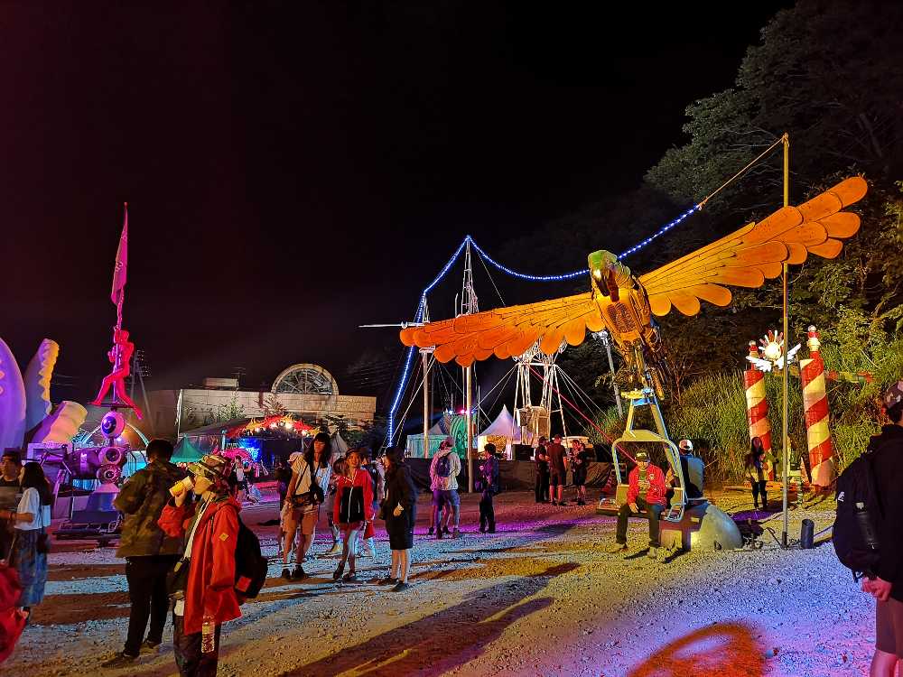 オブジェは廃棄物の再利用が多い。