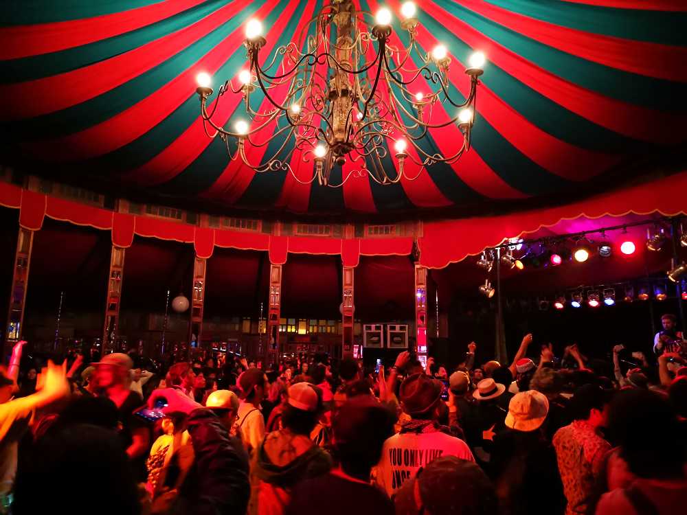 クリスタルパレスの内部。ステージがありますが、後方からは見えにくい。