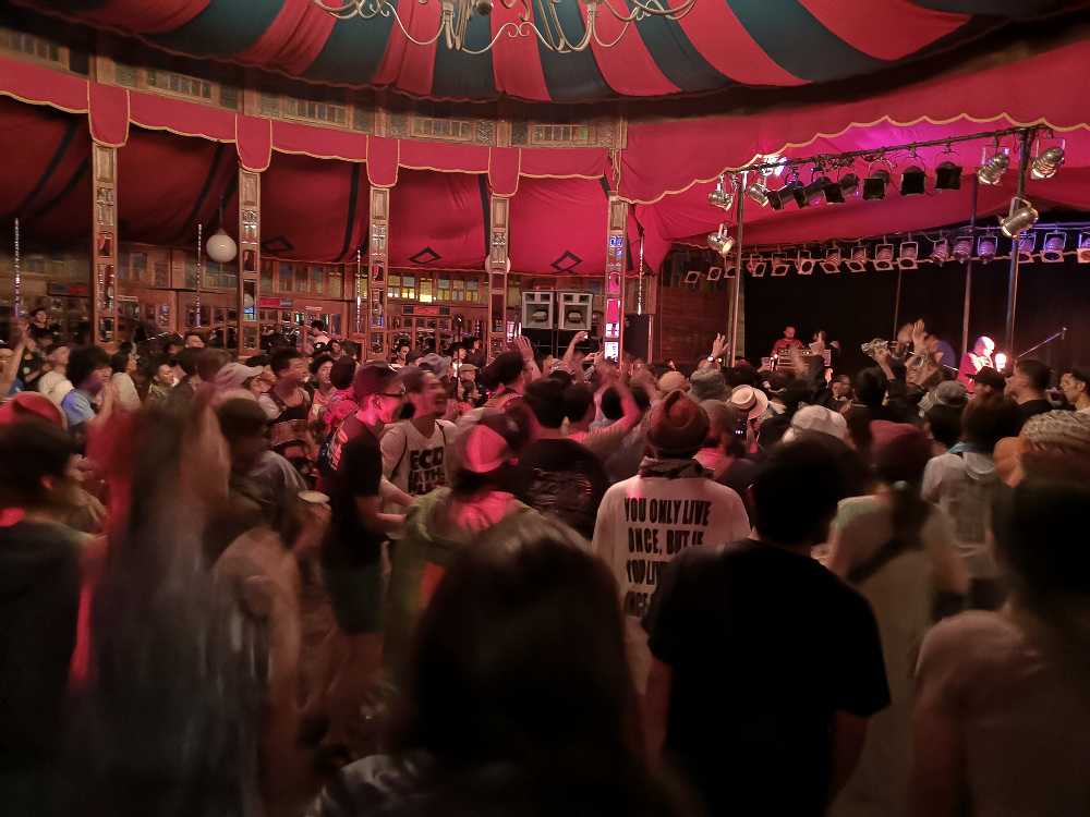 入場は数百人くらいか。