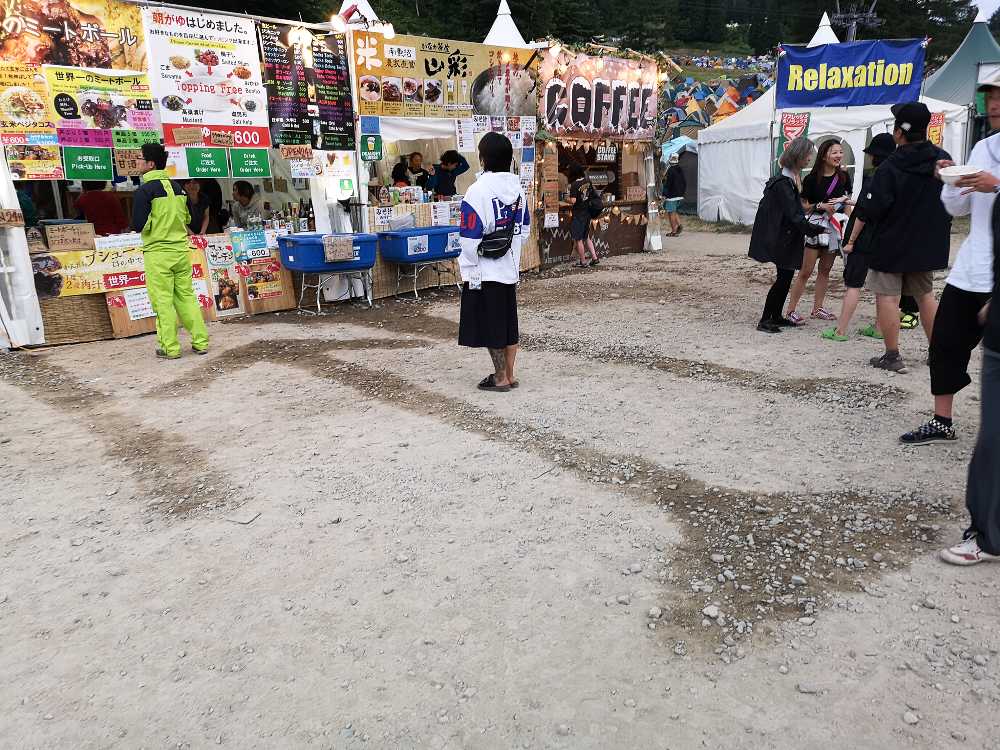 土曜の早朝。水で矢印を引いていました。