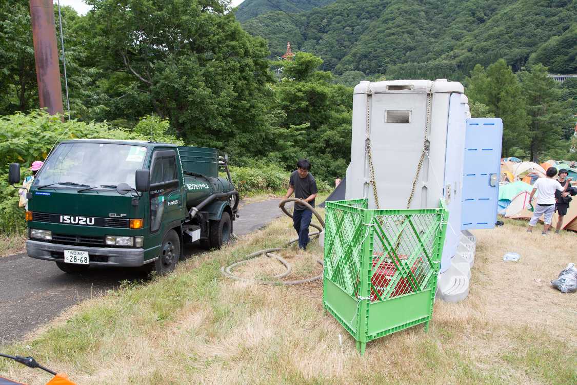 Dサイトの仮設トイレ。汚物処理車が来ていました。