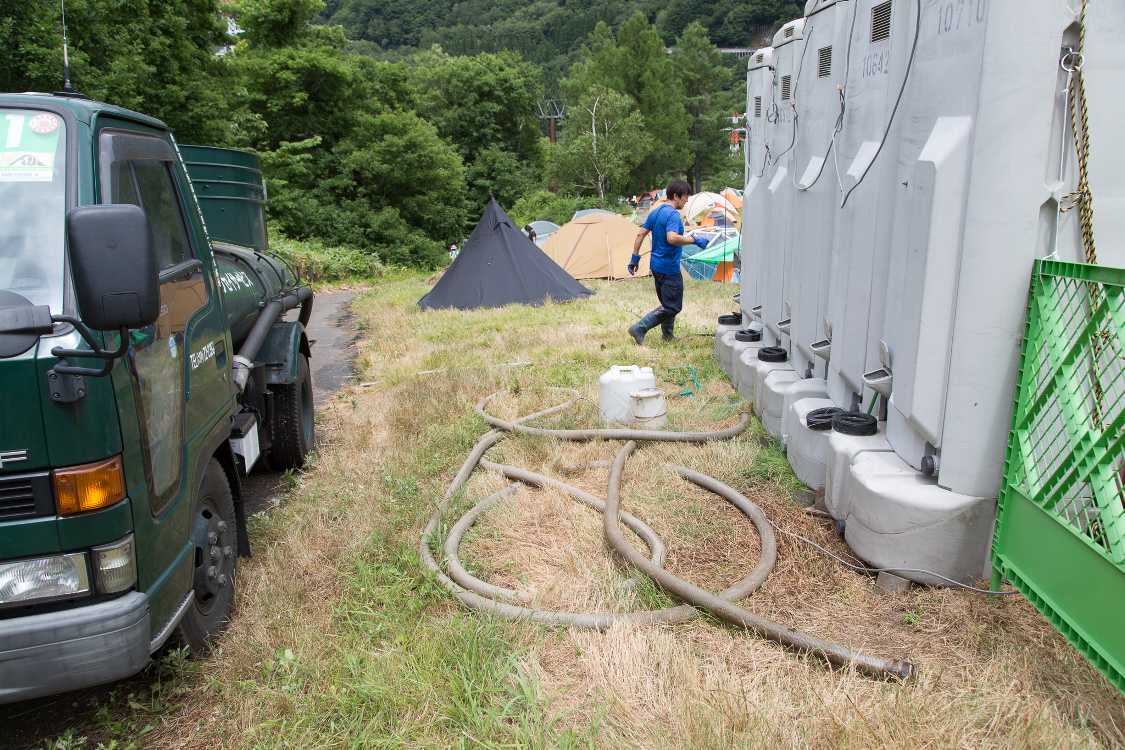 タンクから汲み取るようです。