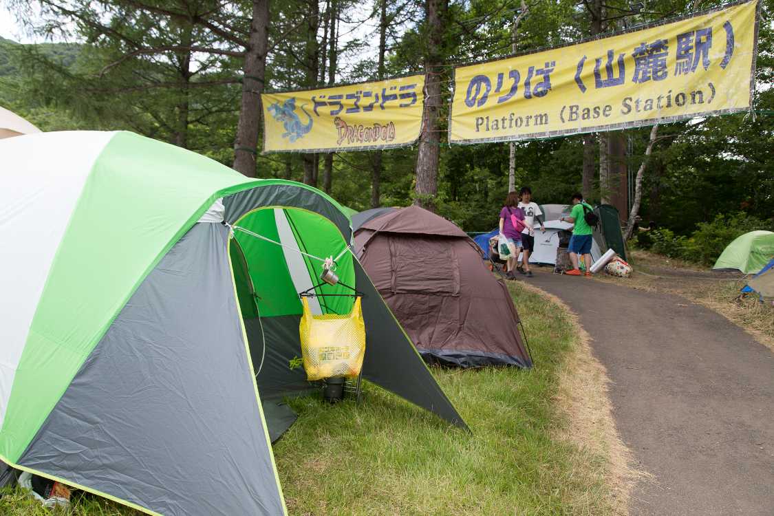 ドラゴンドラ乗り場の表示。レッドゲートを通過します。