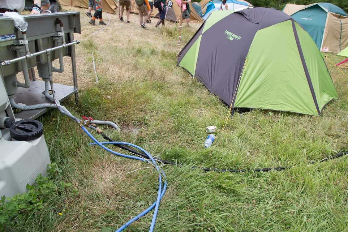 トイレ、手洗いのすぐ近くまでテントがありました。