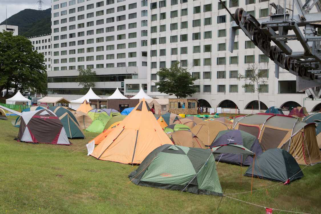 ホテルの真裏。