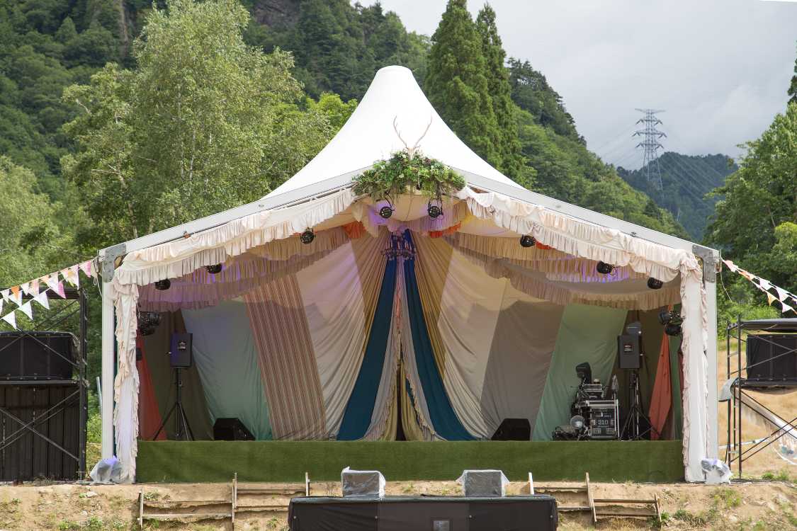 ピラミッドガーデンのステージ。