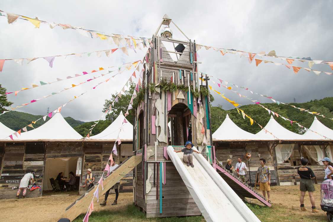 滑り台。本体部分は常設か。