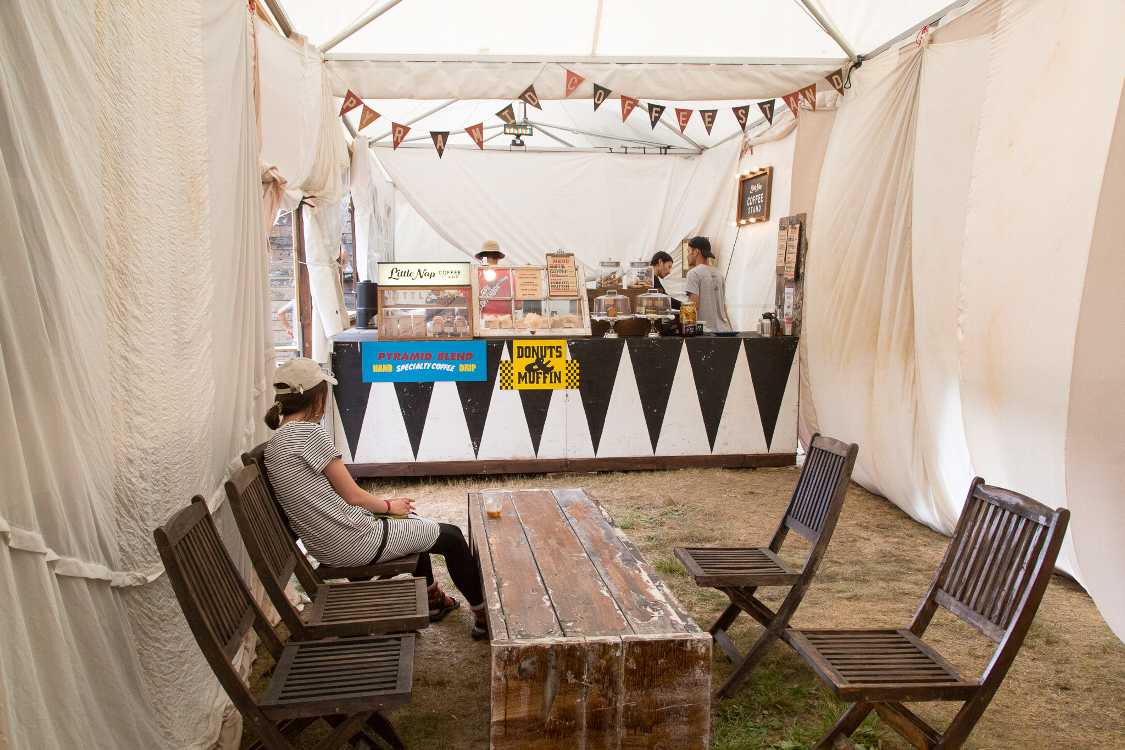 ピラミッドコーヒースタンドのテーブル。