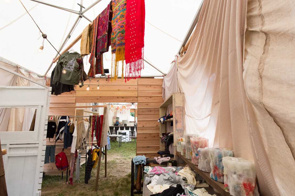 雑貨を共同で販売という感じです。