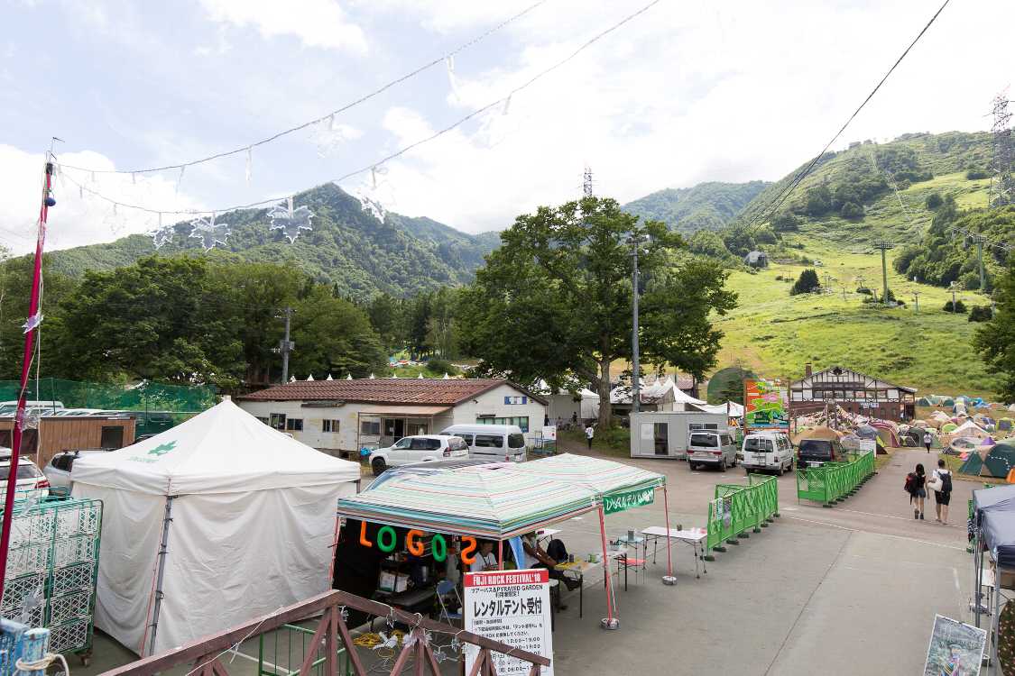 レンタルテントの受付所はピラミッドガーデンのすぐ手前です。