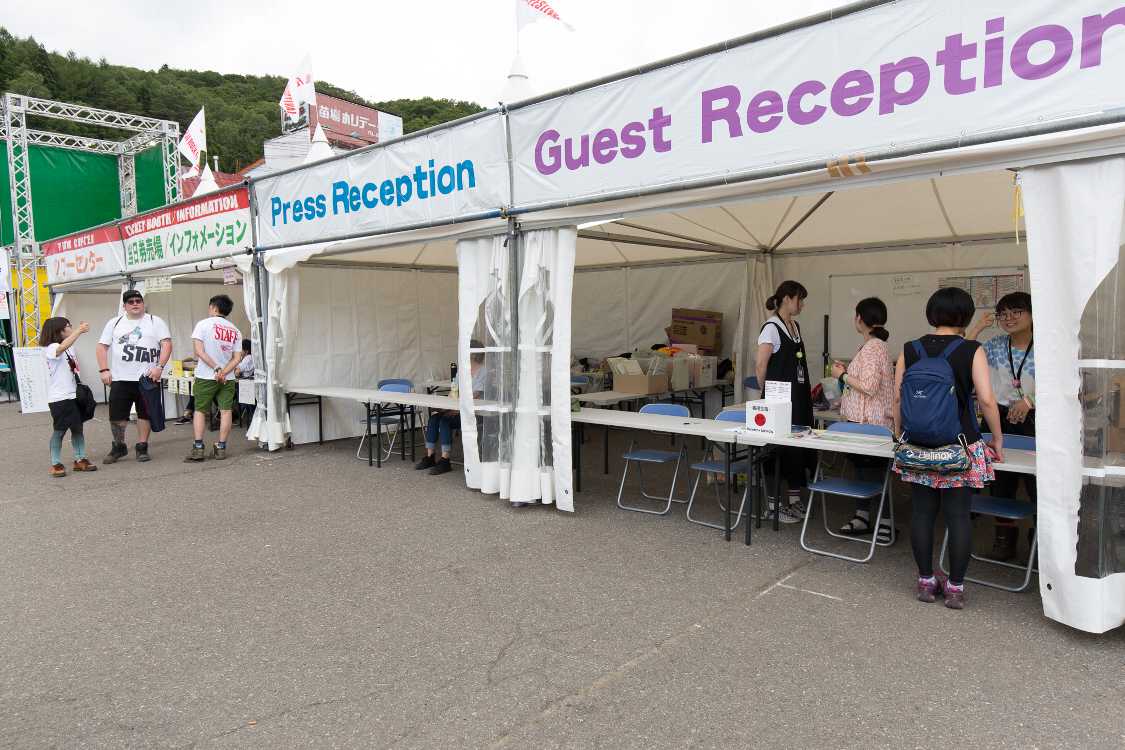 一連の受け付けの並び。