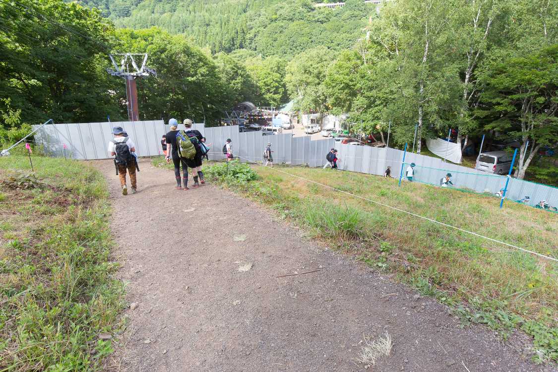 フェンスの向こうはブルーギャラクシーとグリーンステージの間。