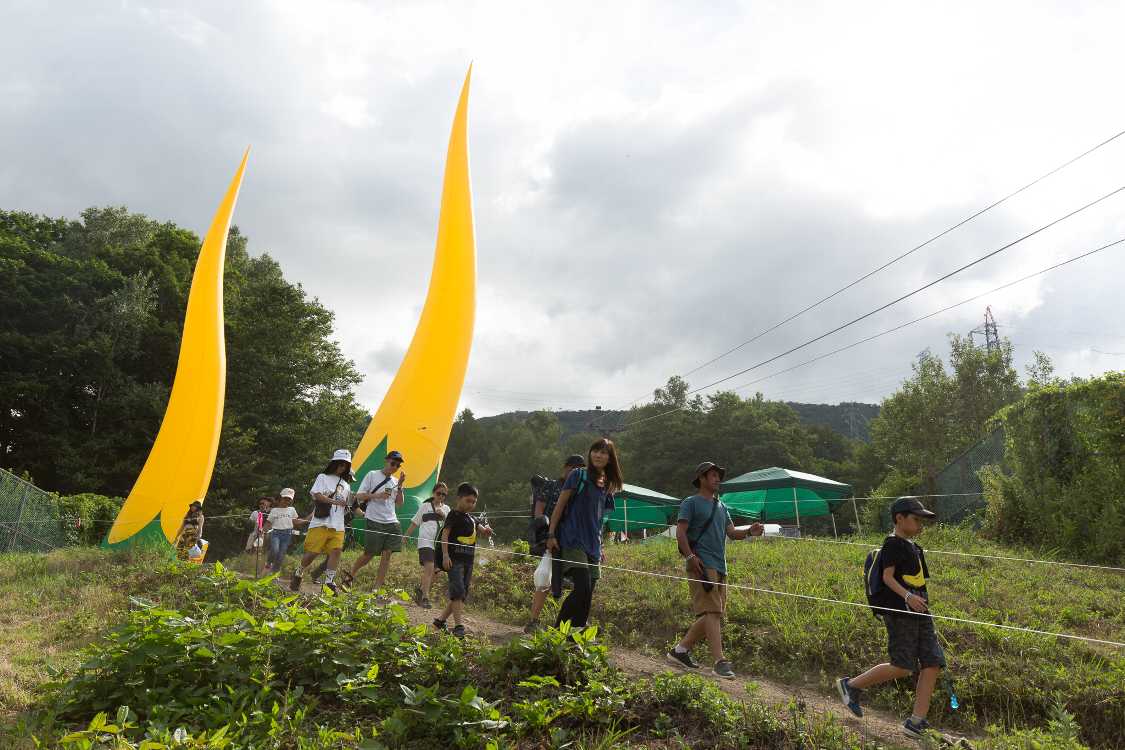 通路が狭くなり、傾斜も緩くなります。