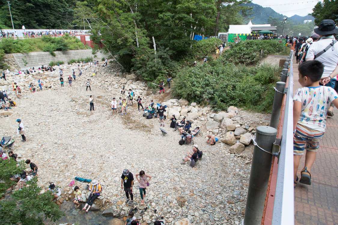 入場ゲート近くの河川敷。