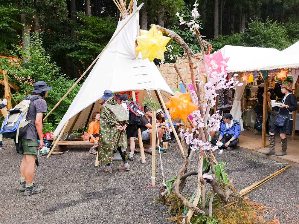 テント前の電飾。