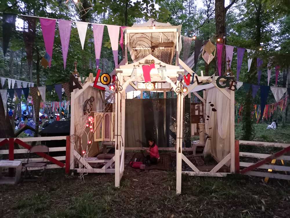 アバロンアートビレッジと書かれた小屋。