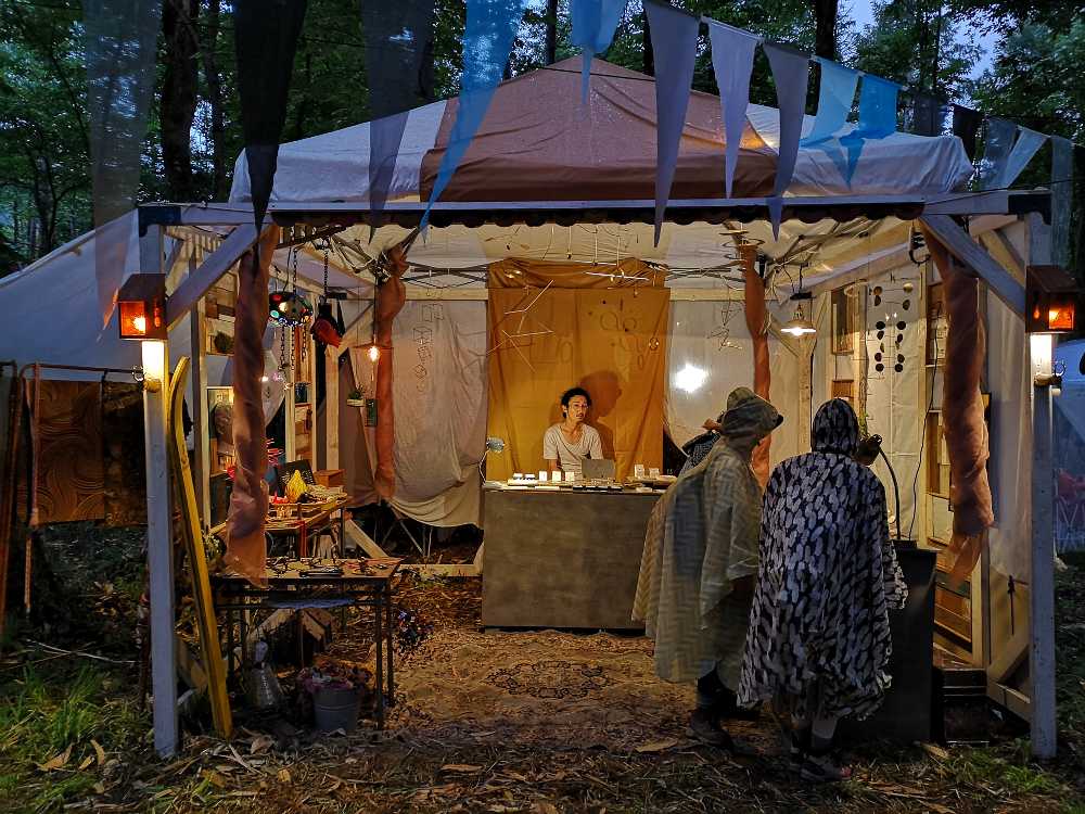 雑貨も販売する店。