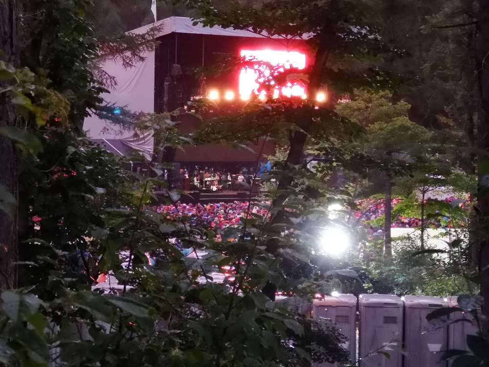 迂回路から見えるホワイトステージ。