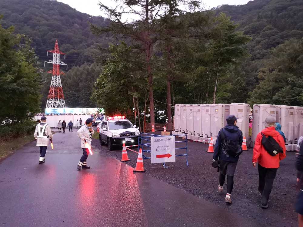 ホワイトステージ後方の仮設トイレ付近に到着。