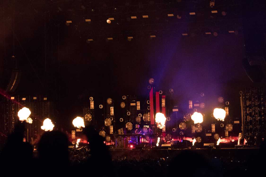 ロックのライブと同様に、炎が上がります。