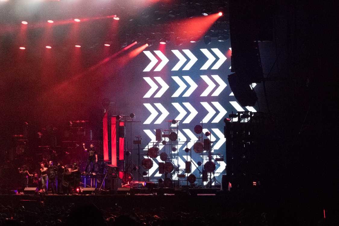 右へ動けという指示。