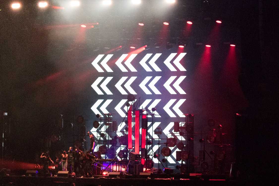 左へ動けという指示。