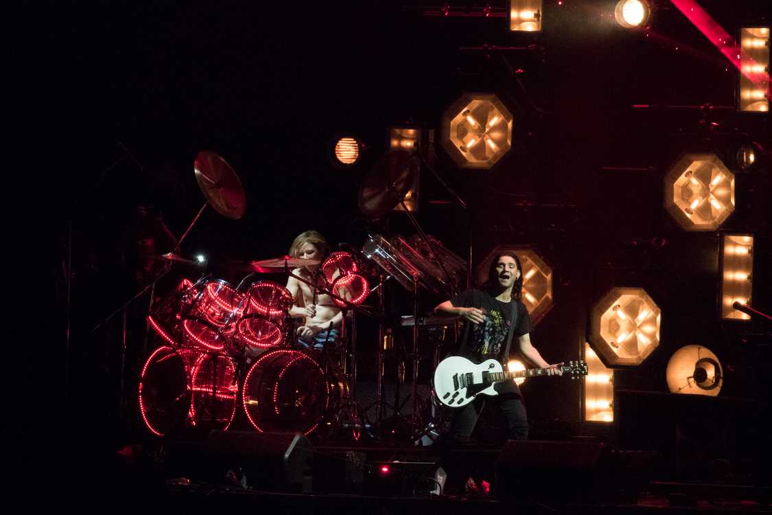 YOSHIKIがドラム、スクリレックスがギター。