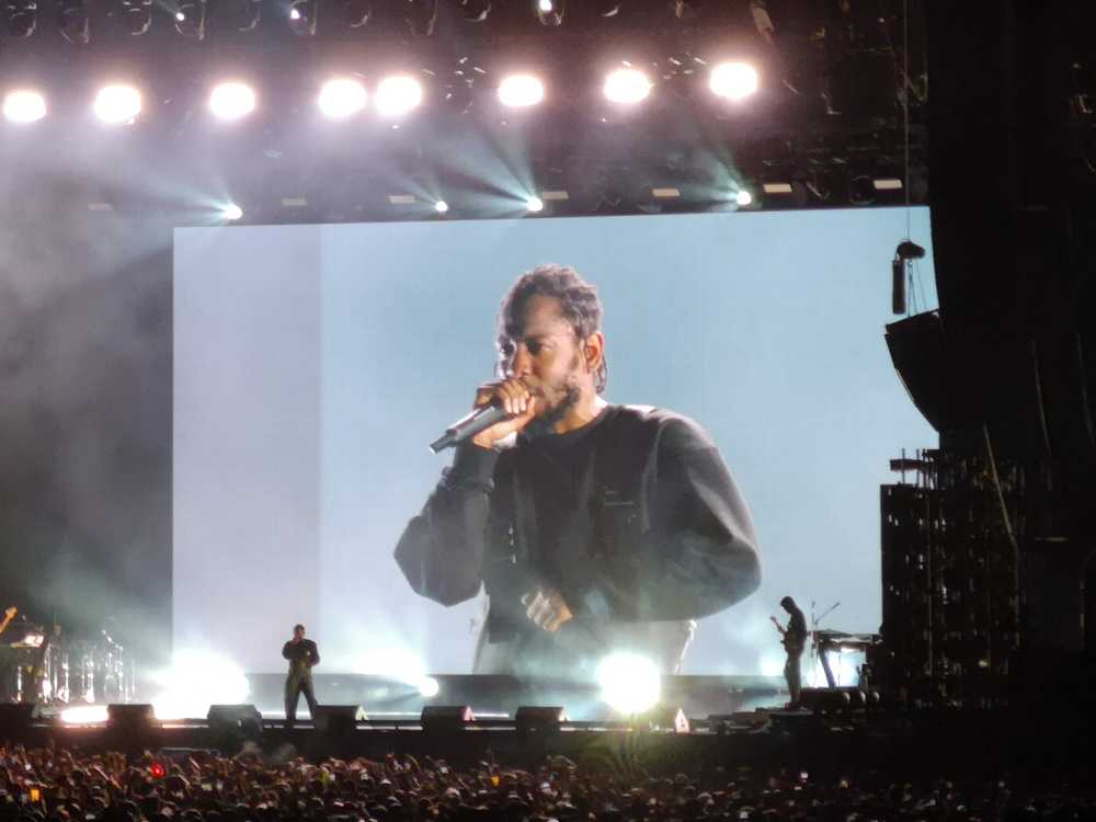 バックバンドはステージの両端に配置。ケンドリック・ラマーが1人でステージを作っているようなライブでした。