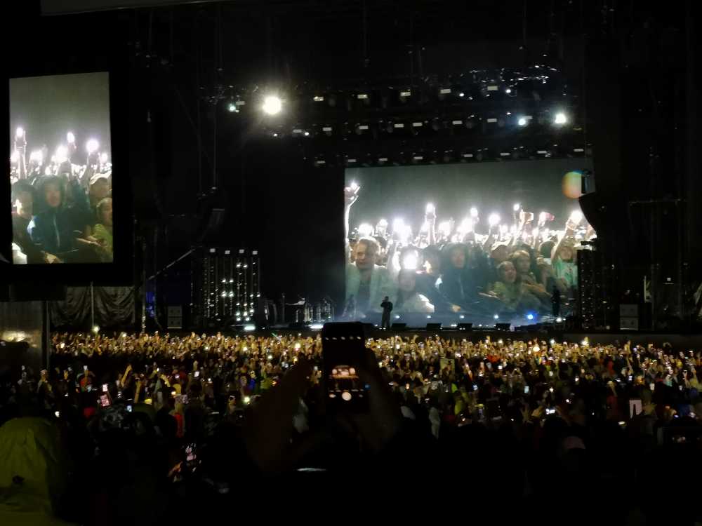 スマートフォンのライトをつけろと指示。