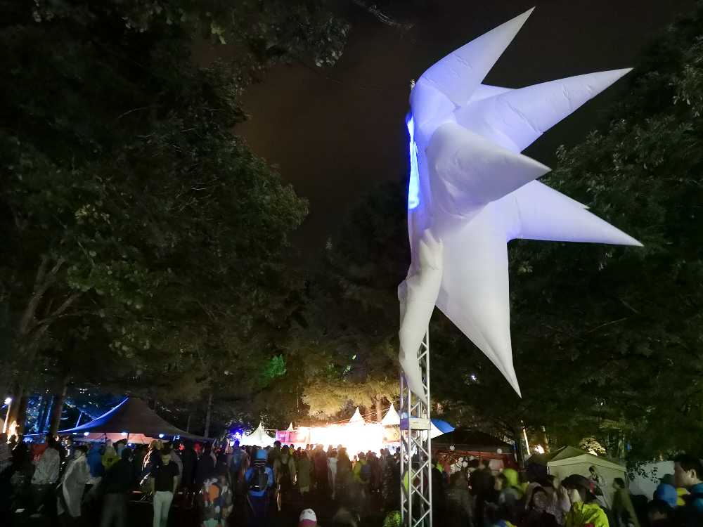 強風で形が崩れたブルーギャラクシーのオブジェ。