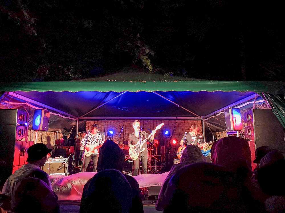 苗場食堂のライブ。ナン・ザ・ワイザーのころ。ボーカル兼ベースはクリス・ペプラー。