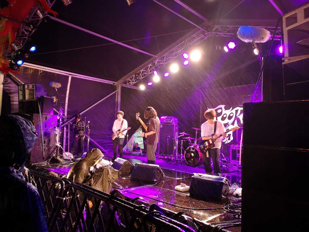 日曜午前0時20分ごろ。台風で雨が入り込んでいます。