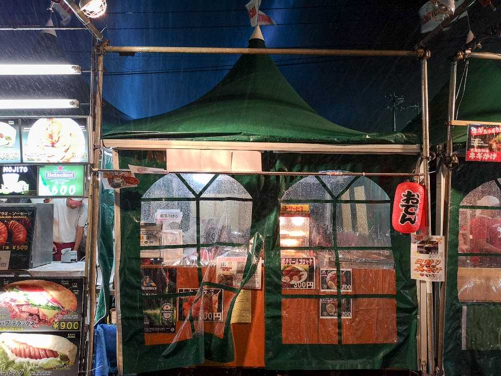 湘南みはる。雨よけを下ろしていても営業している店がほとんどです。