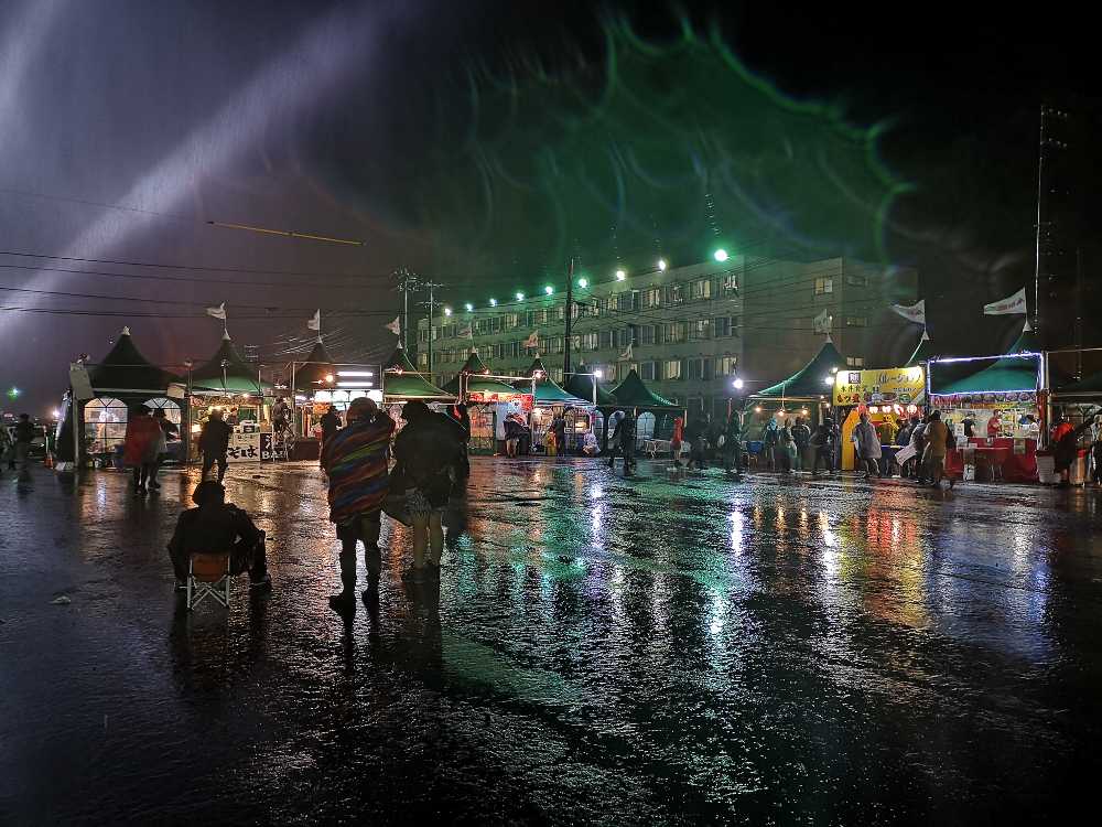 日曜午前0時40分ごろ。場外ショップエリアにあまり人がいません。