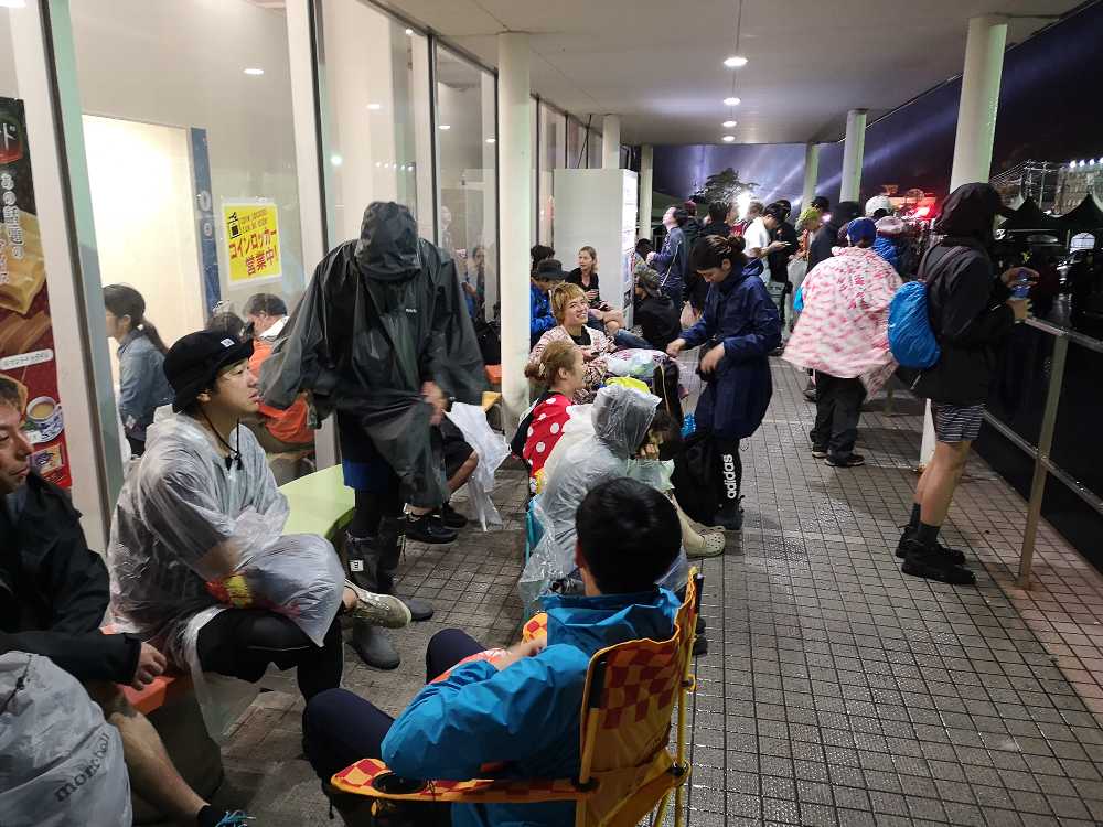 場外のコンビニエンスストア前。