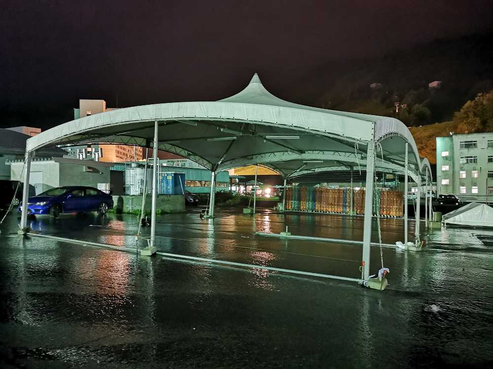 屋根以外が取り外されたヤマト運輸のテント。