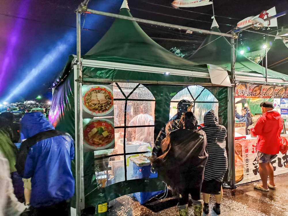 台風接近で看板を外した場外飲食店。大衆食堂スタンドそのだ。日曜午前0時50分ごろ。