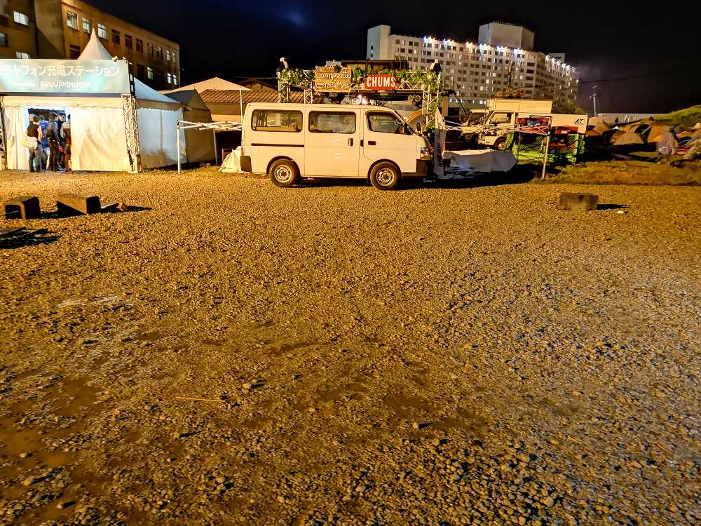 キャンプサイト前。チャムスのいす等をすべて撤収。