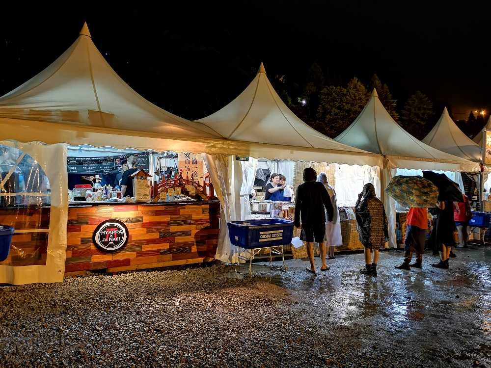 キャンプサイト前の飲食店。看板を外して営業。