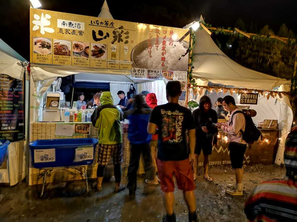 板を打ち付けた看板はそのままでした。