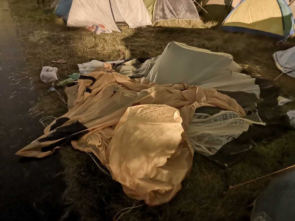 崩壊したテント。