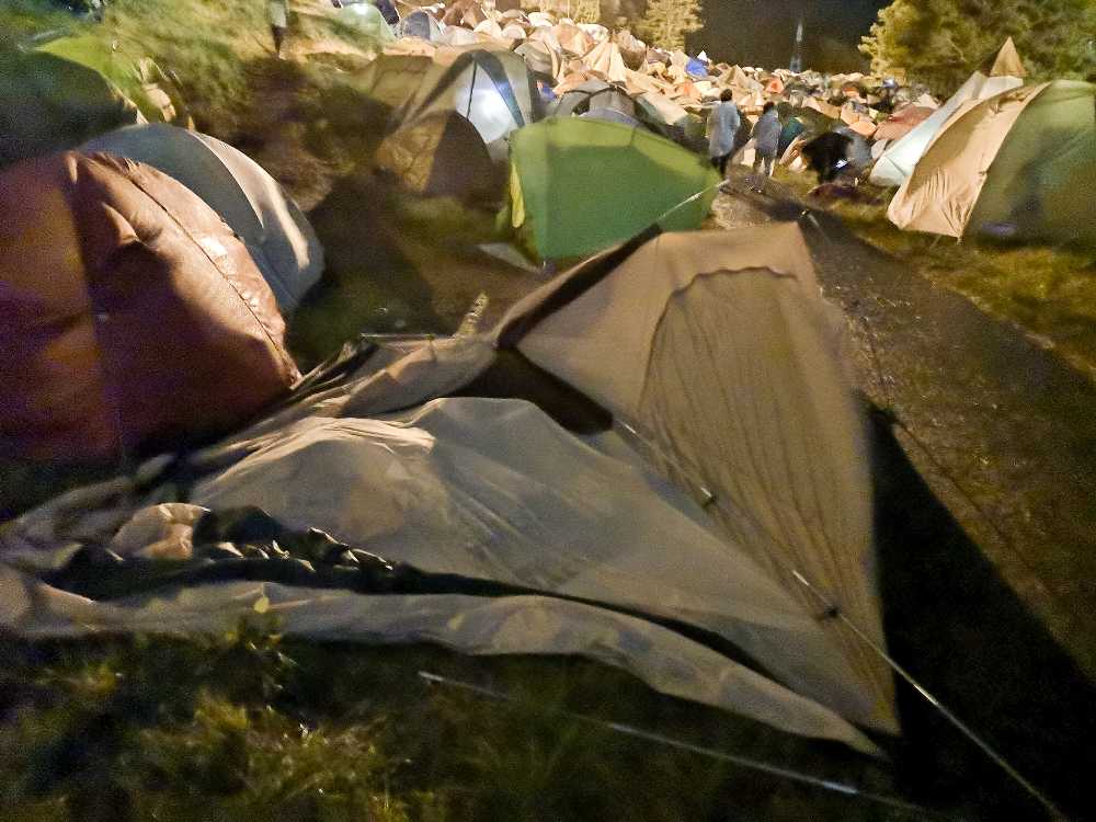 ポールがかなり曲がっています。