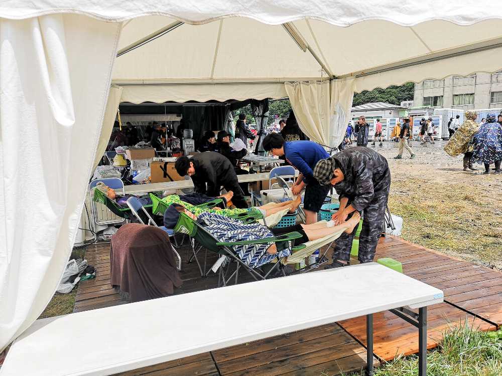 キャンプサイトインフォメーション横のマッサージ。日曜の朝。