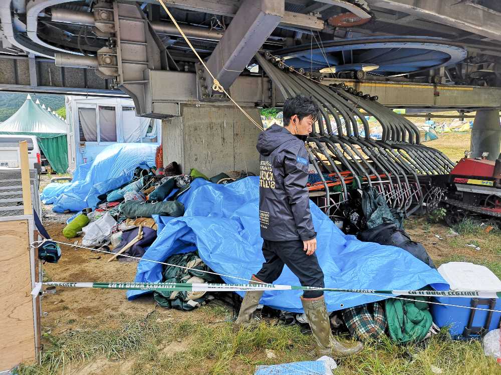 キャンプサイトの入り口付近。捨てられたアウトドア用品の集積。