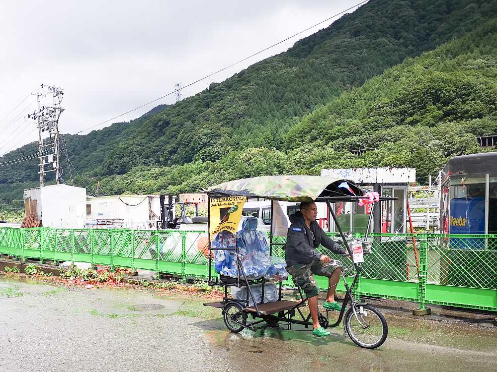 屋根付き自転車タクシーのミニキャブ。