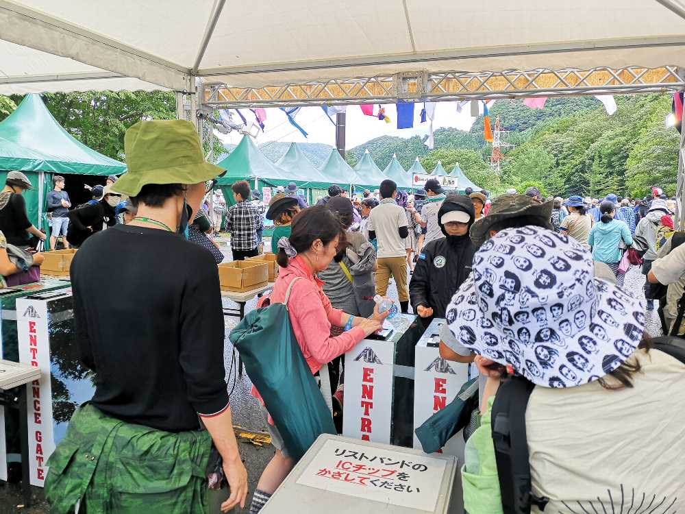 リストバンドは都市部の改札と同じようにICチップを接触させます。