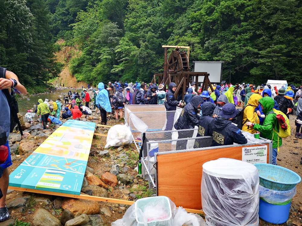 ごみ分別の案内板は台風で倒れたままか。