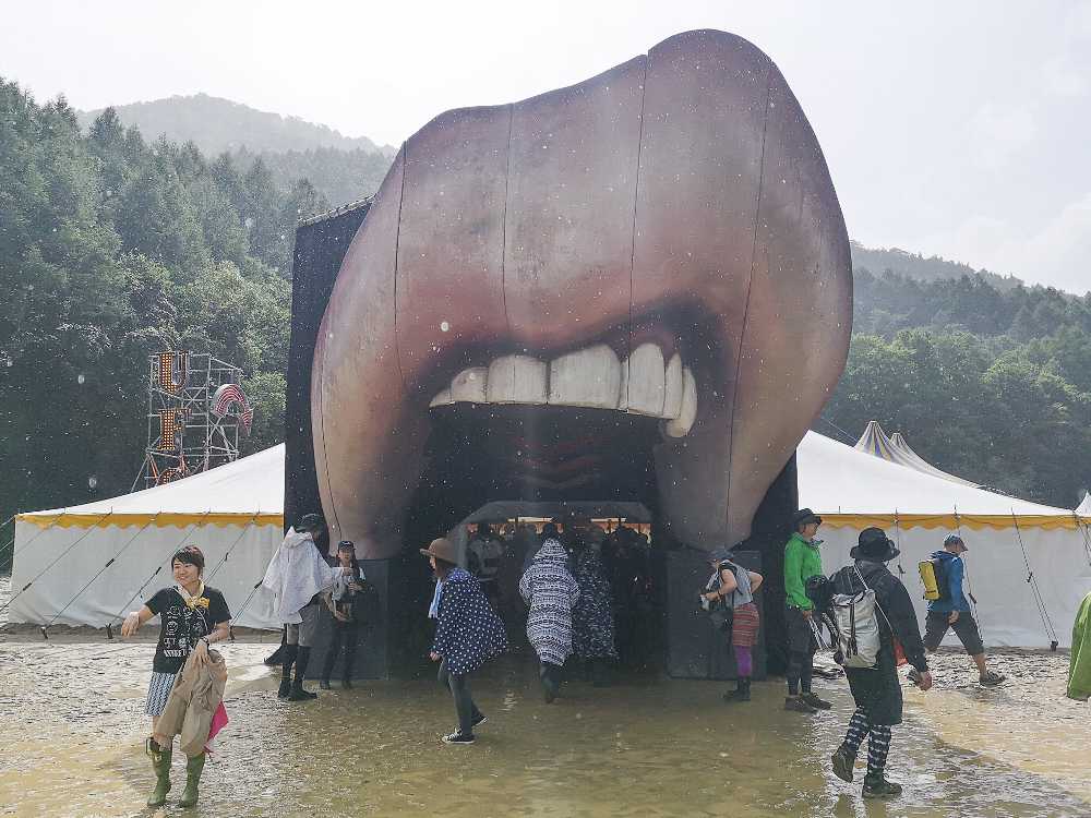 テントの入り口。昼なので映像の投射はありません。