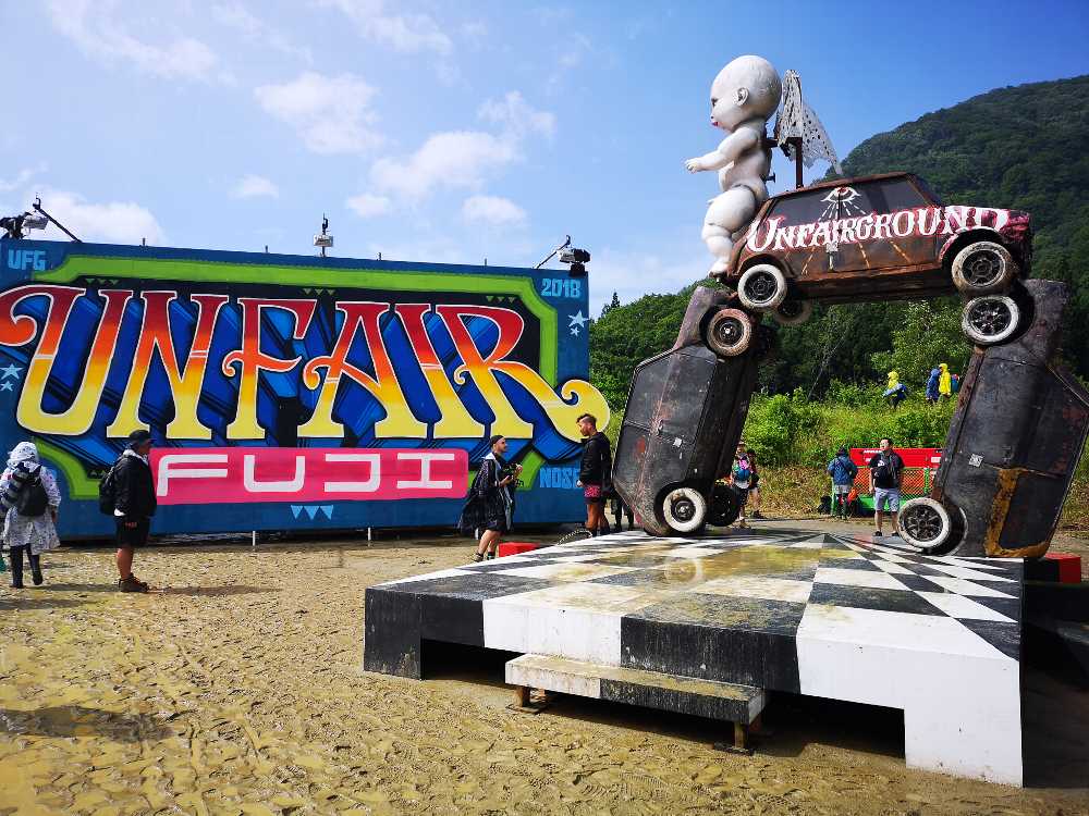 ステージは白黒。泥にまみれていました。