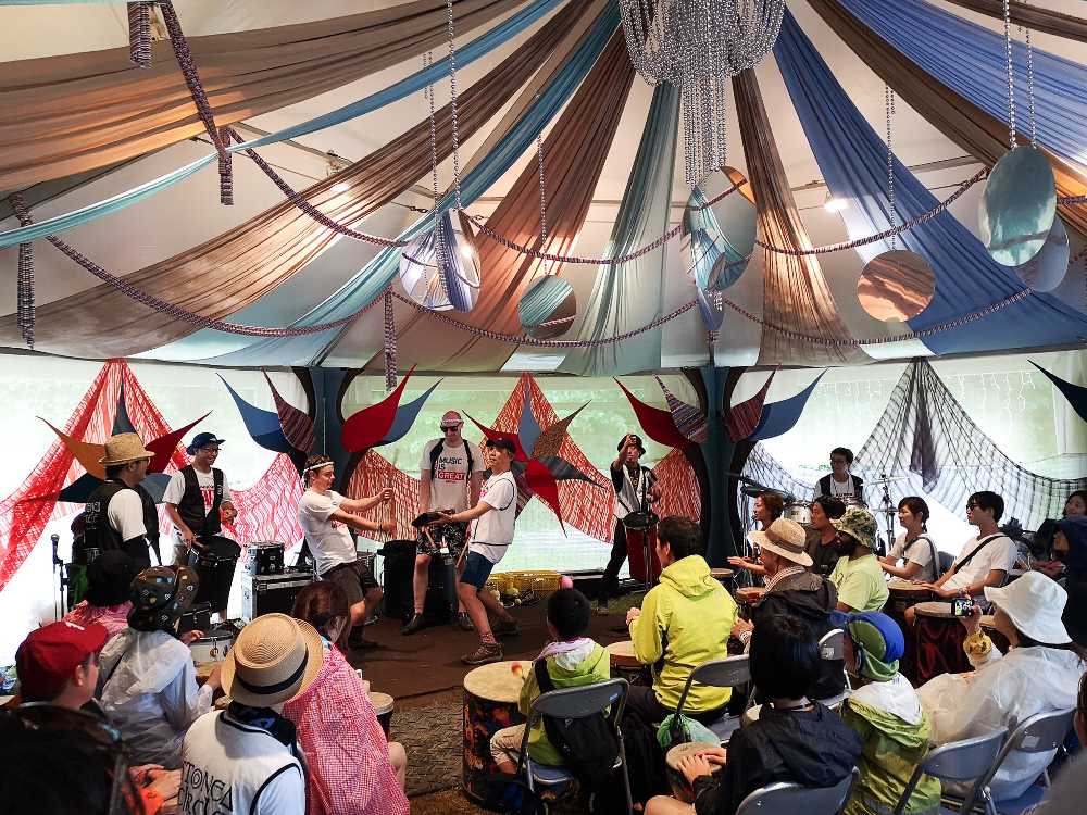 ドラムのセッション中。